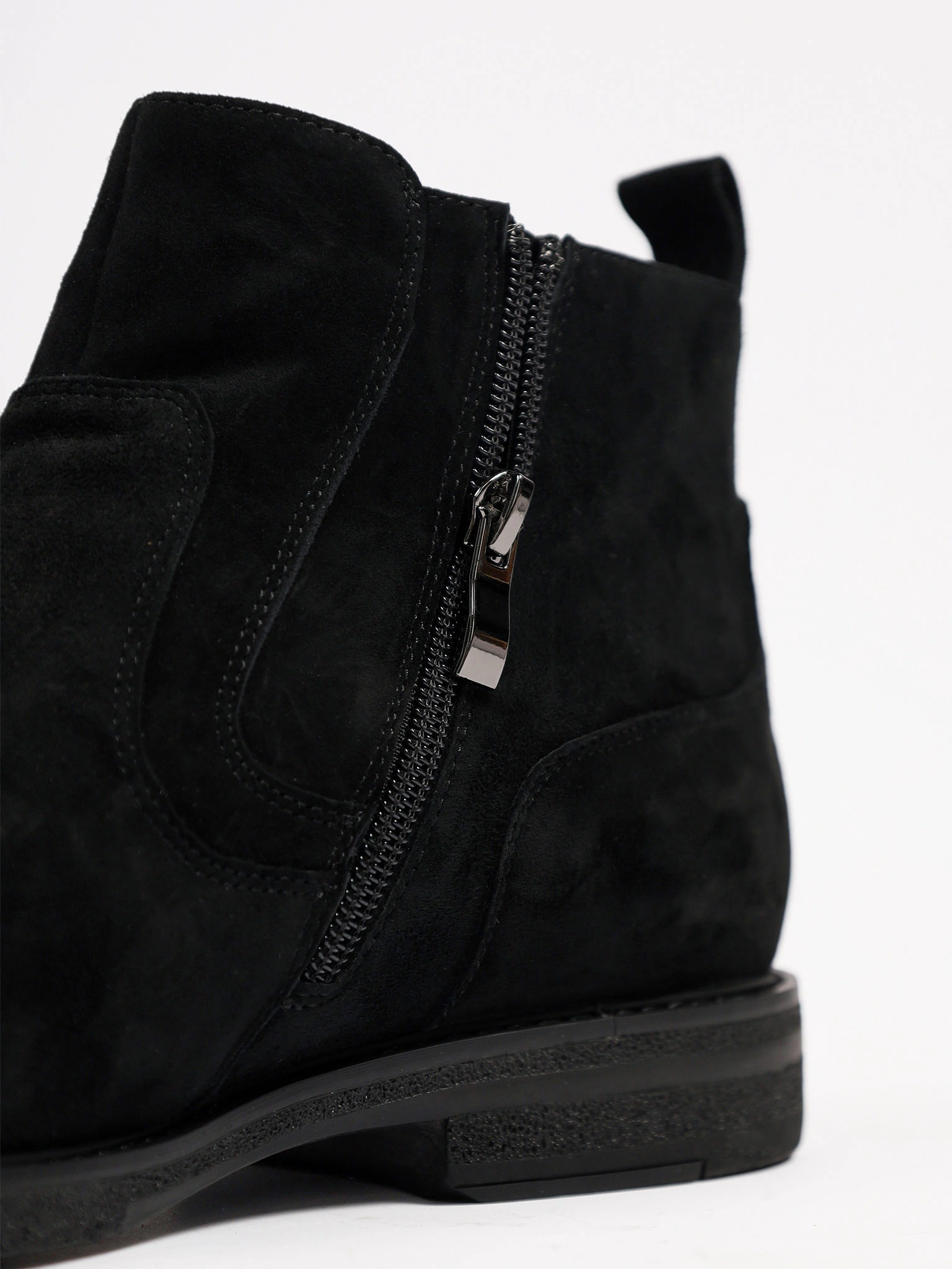 Ботинки черного цвета из натурального велюра